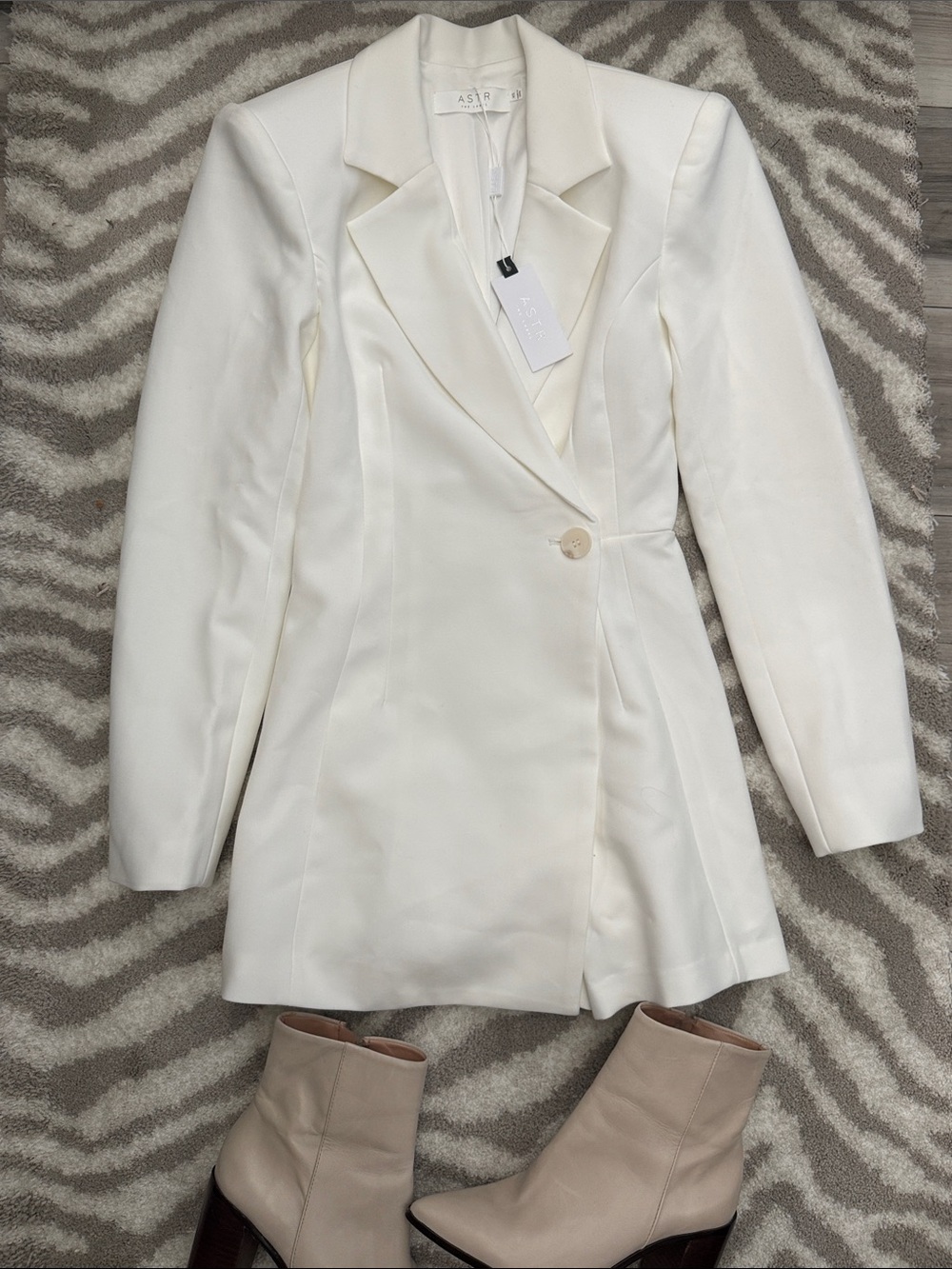 Astr Cream Single-Button Tailored Blazer shorts
